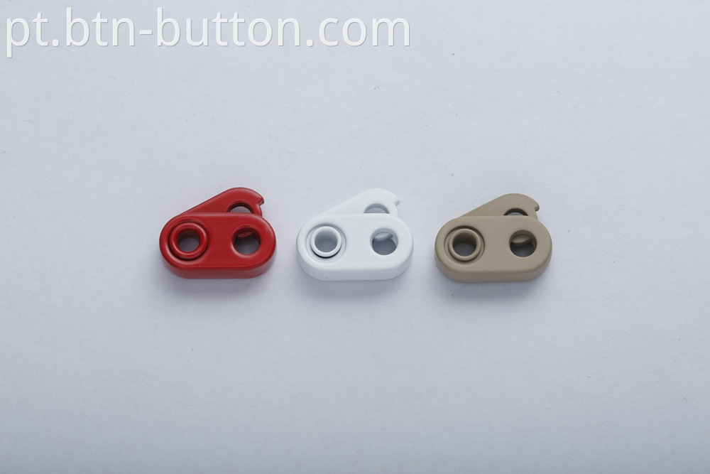 Adjustable metal buttons for sweaters